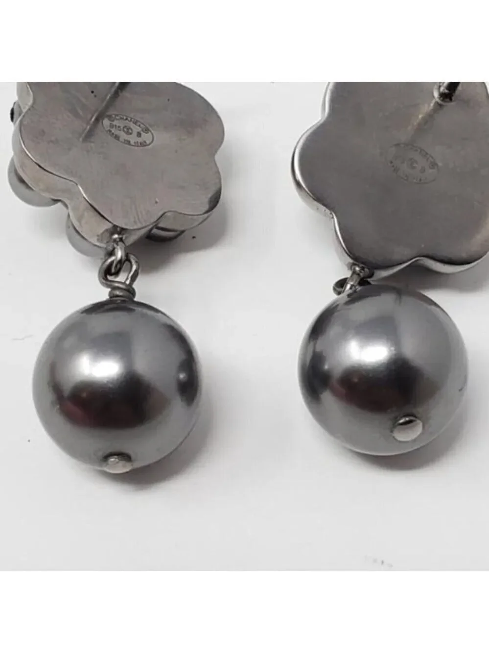 CHANEL Dark Grey CC Pearl Stud Earrings 370-102525